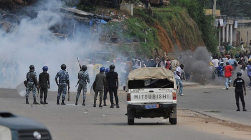 La répression policière plane sur chaque appel à manifester du camp Ouattara, comme ici le 16 décembre dernier