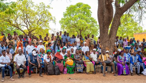 Gestion des menstrues à l'école : À Pâ, les filles réclament des serviettes hygiéniques de secours et réutilisables 2 7 les eleves le personnel educatif et l equipe du projet posant pour la posterite 64c90
