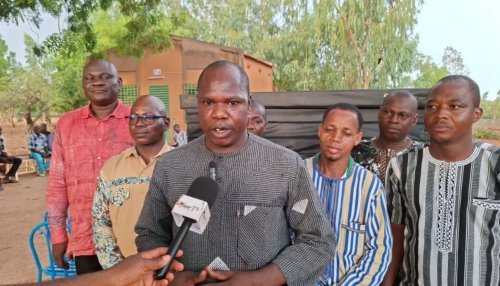 Nayala : Des matelas et des chaises offerts au CSPS de Koin par l'association « Koinbienkô » 4 3 8228 88a1d