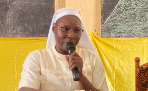 Groupe scolaire Notre-Dame de l'annonciation de Colma : 25 ans au service de l'excellence scolaire 2 la principale conferenciere la soeur nayo eliane pare.jpg 061d6