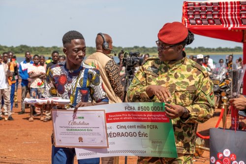Concours photo de Faso Tourisme : Éric Ouédraogo prouve qu'un smartphone peut aussi faire la différence 3 3 eric ouedraogo recevant son prix des mains de la ministre en charge de la famille.jpg 6e7dc
