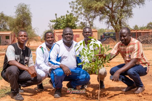Journée nationale de l'arbre 2026 : La région des Koulsé ambitionne de mettre en terre au moins 350 000 plants 3 3 le chef d antenne re gionale du pcrss des koulse moussa sawadogo en bleu et ses colle gues posant apre s la plantation 95478