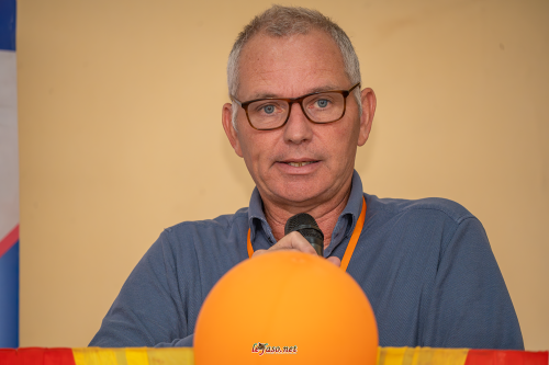 5 le parrain pieter smidt van gelder ambassadeur du royaume des pays bas au burkina est fait representer par le diplomate maarten van den bosch a8242
