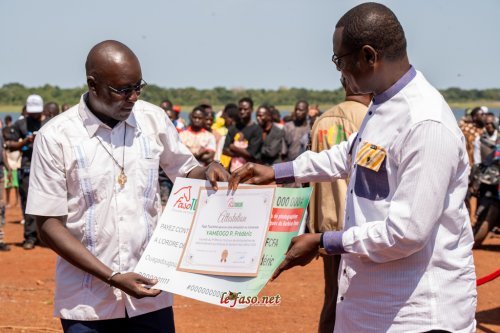Grande saison du tourisme interne : La 4e édition lancée sur les rives de Samendeni 6 6 fre de ric yame ogo laure at du premier prix en photo recevant son prix des mains du ministre en charge du tourisme gilbert oue draogo 4695f