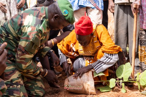 Journée nationale de l'arbre 2026 : La région des Koulsé ambitionne de mettre en terre au moins 350 000 plants 8 8 le tensoba de kongoussi en bonnet rouge proce dant a la plantation d un kolatier 8e2f0