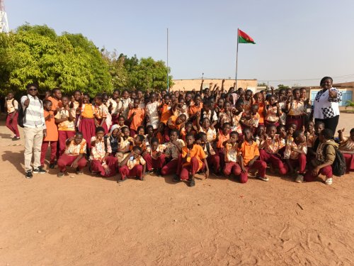 Éducation aux médias : L'ABPEMIN sensibilise les élèves du Groupe scolaire l'Académie aux bons usages du numérique 4 076a09b4 beed 4fed 9a11 dd53794a87fd a7e1e