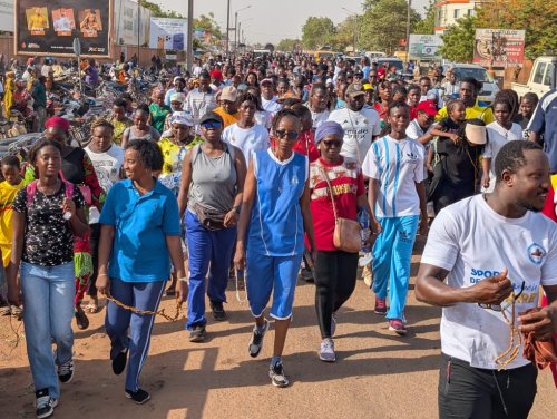 Burkina/ Religion : La jeunesse catholique de la paroisse cathédrale de Ouagadougou allie marche sportive et prière du Rosaire 2 img 20260516 wa0039 95b08