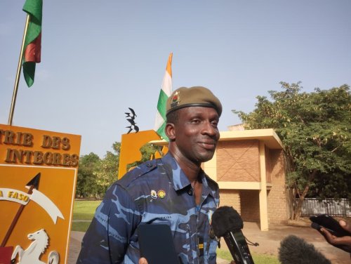 Burkina/Arts : L'adjudant Boureima Bamogo invite au renforcement du lien armée-nation à travers ses tableaux 2 whatsapp image 2026 04 12 at 19.00 55 655be