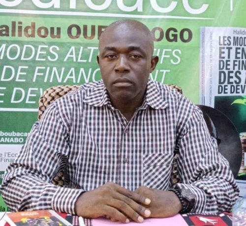 Burkina/Littérature : Halidou Ouédraogo dédicace son ouvrage sur les financements endogènes 5 whatsapp image 2026 05 22 at 20.39 59 25106
