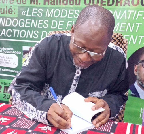 Burkina/Littérature : Halidou Ouédraogo dédicace son ouvrage sur les financements endogènes 6 whatsapp image 2026 05 22 at 20 40.00 e0001
