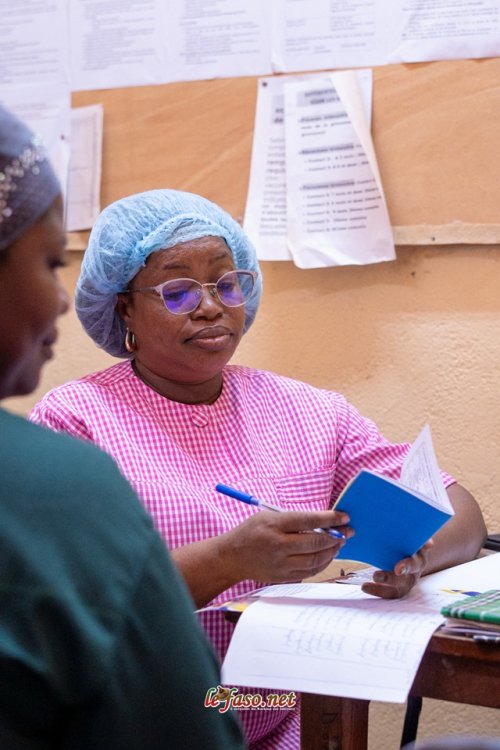 Plaidoyers, causeries, prestations sanitaires : Le SWEDD+ dresse un bilan satisfaisant de sa campagne de communication dans la région de Bankui 3 4 une infirmie re ve rifiant le carnet de sante d une dame venue pour le de pistage au csps de boromo 7c11c