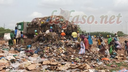 Ouagadougou : Quand la précarité des femmes nourrit la chaîne du recyclage des sachets plastiques