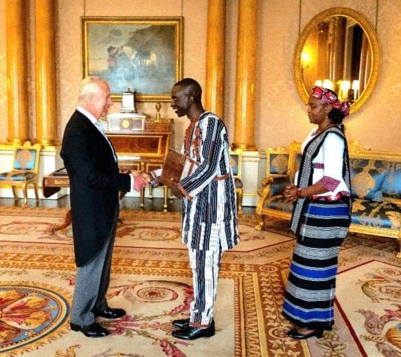 Coopération bilatérale : L’ambassadeur du Burkina Faso auprès du Royaume Uni présente ses Lettres de créance au Roi Charles III