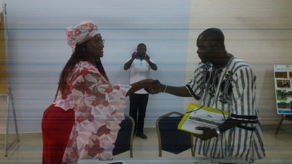 Transfert des résultats et acquis aux collectivités territoriales entre la Responsable des ressources humaines de Tree AID (droite) et le 1er adkoint au maire d'Arbollé, Antoine Sawadogo (gauche)