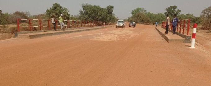 Burkina / Infrastructures : Le ministre Adama Luc Sorgho visite un ouvrage de franchissement réalisé à Sisséné, dans le Centre-ouest