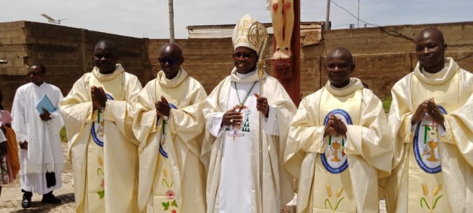 Tenkodogo : Quatre jeunes ordonnés prêtres 