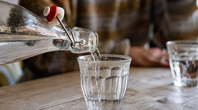 Restauration&nbsp;: L’eau, ce droit qu’on nous fait payer de plus en plus