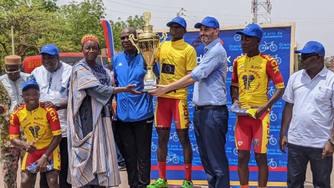 Grand prix cycliste de l’Union européenne : Rachid Bouda et Awa Bamogo vainqueurs de la première édition