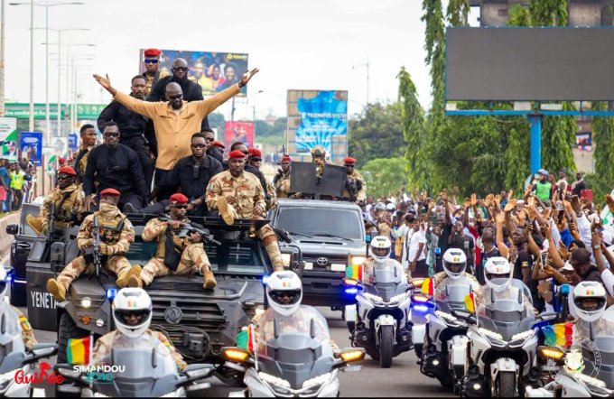 Guinée&nbsp;: Le président Mamadi Doumbouya reprend les commandes de l’État après onze jours de congé à l’étranger