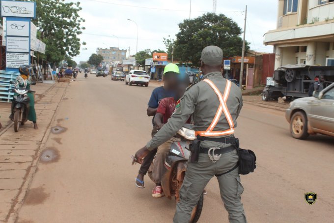 Ouagadougou&nbsp;: 1 702 motos et 25 tricycles mis en fourrière pour défaut de casque