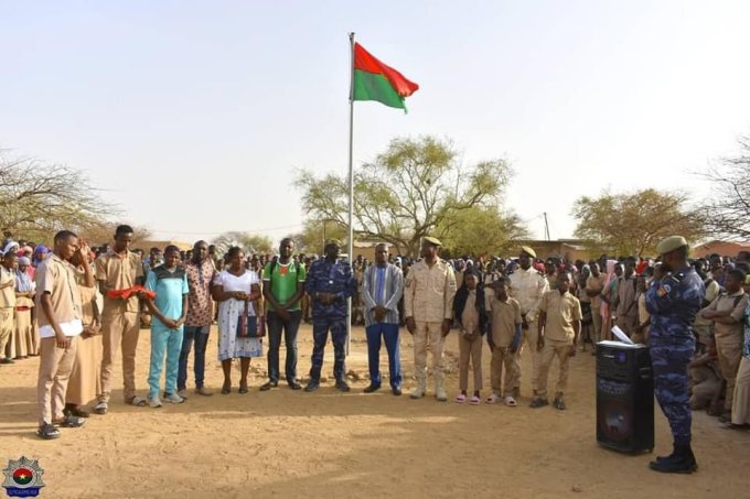 Burkina : La quatrième légion de la gendarmerie s’engage dans l’éducation des élèves de la ville de Dori