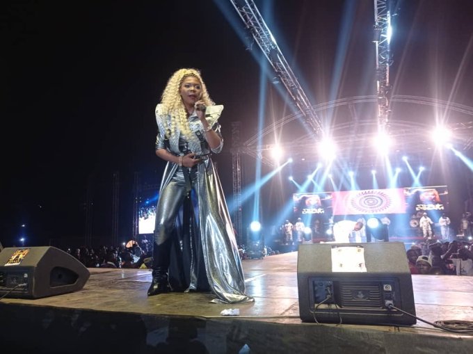 Musique&nbsp;: Miss Tanya dompte le stade municipal de Ouagadougou