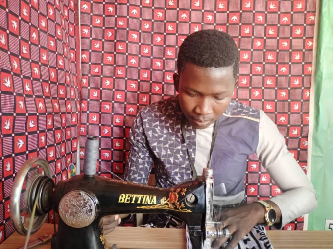Burkina / Etudes et entrepreneuriat : Lassina Traoré se bat simultanément entre ciseaux et cahiers 