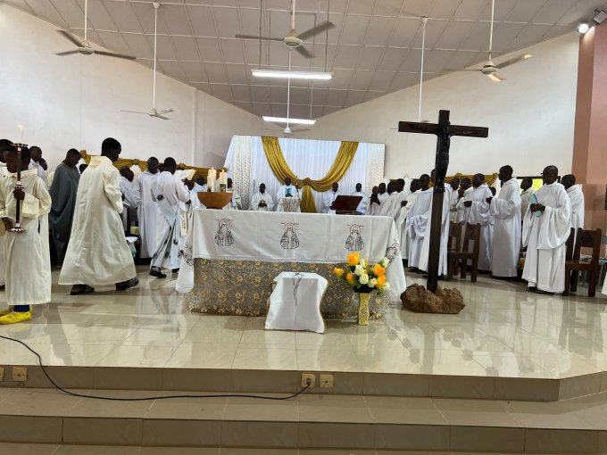 Monastère Saint-Benoît de Koubri&nbsp;: Le Frère Dasambwendé Samuel Kima s’engage définitivement, le frère Edmond Amos Zongo célèbre 25 ans de vie monastique.