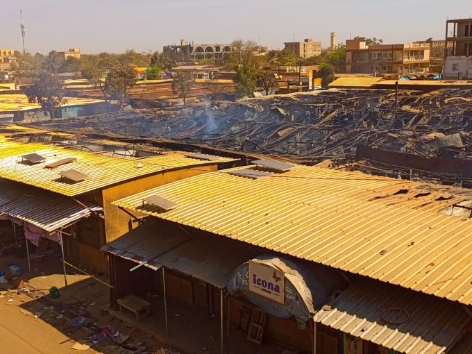 Incendie à « Sankar-Yaaré » de Ouagadougou : Environ 70% des boutiques sont parties en fumée, selon le ministre du commerce Serge Poda