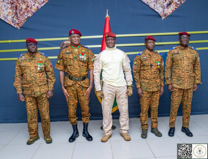 Burkina&nbsp;: Le président Ibrahim Traoré remet officiellement les attributs de général à trois officiers